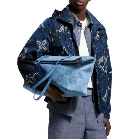 루이비통 프린티드 바람막이 - 잔디집 공장 【매장 - 리셀가 460만원대】